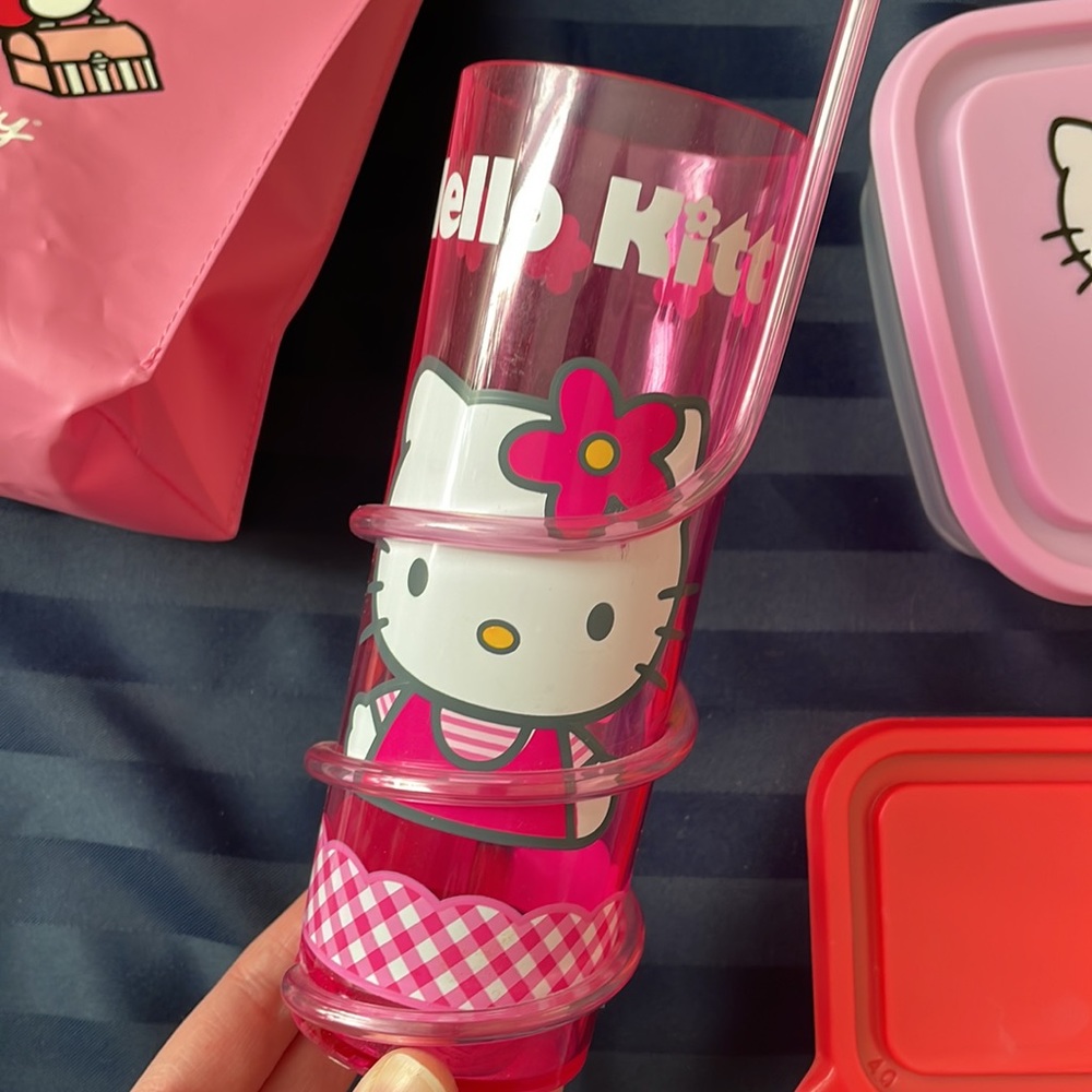 Sanrio Hello Kitty lunch bag and snack containers- includes cup with straw - Picture 3 of 5